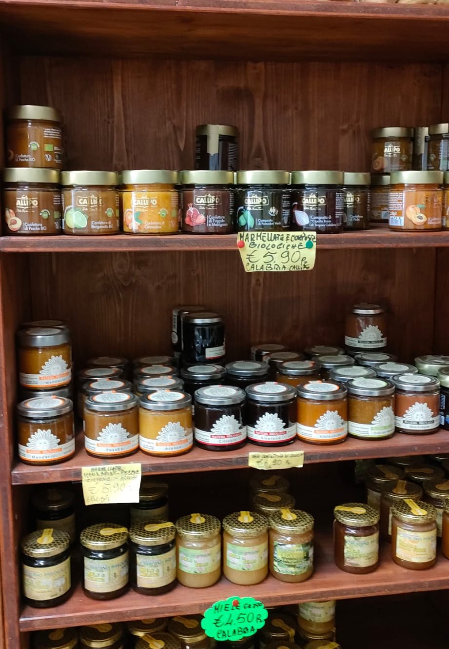 Scaffale di confetture, composte e miele di produttori calabresi da Natural Fruit