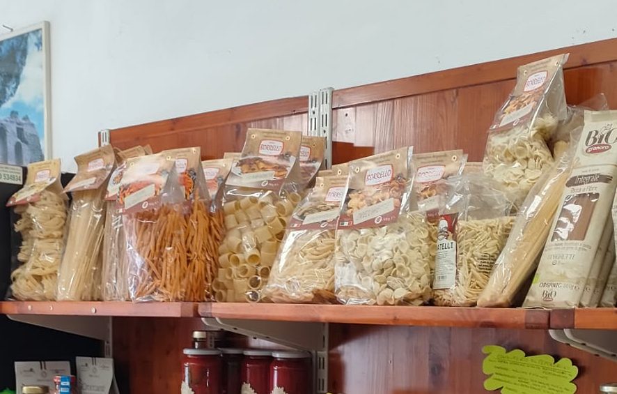 Confezioni di pasta artigianale sullo scaffale di Natural Fruit: anelli di calamarata, orecchiette e i formati lunghi in busta