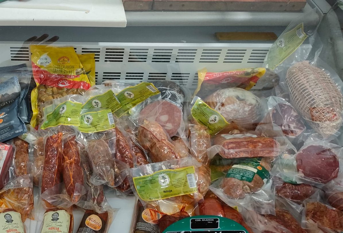 Salumi calabresi nel banco frigo di Natural Fruit: soppressata, ’nduja, salsiccia, capicollo e culatello