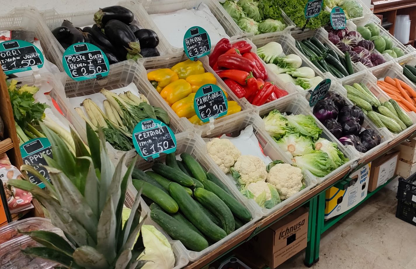 Il banco della verdura di Natural Fruit con melanzane, peperoni gialli e rossi, cetrioli, cavolfiori, zucchine e carote in cassetta