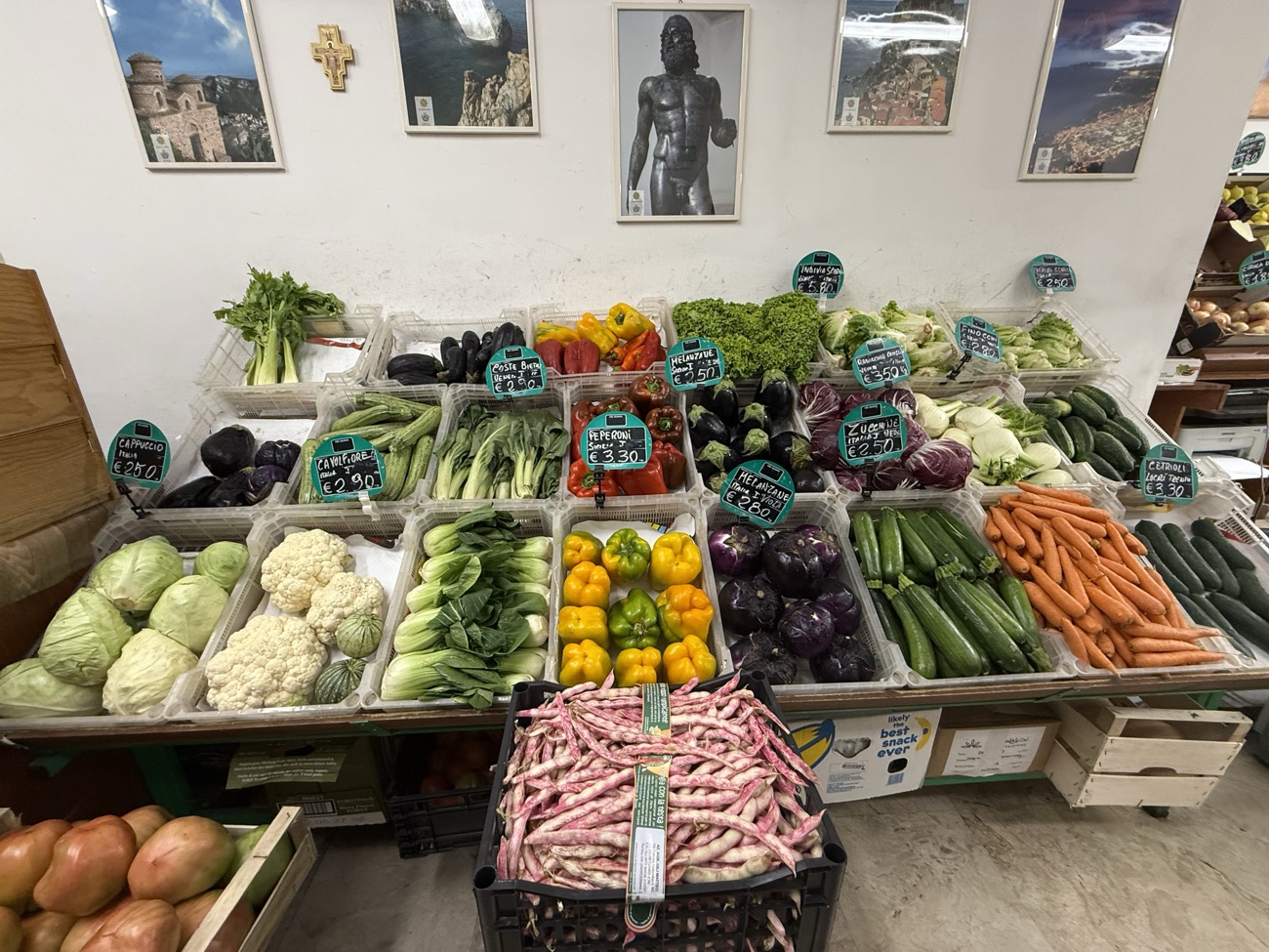 Il banco della verdura di stagione con peperoni, cavoli, carote, zucchine e insalate