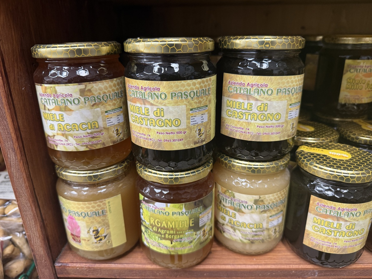 Vasetti di miele di castagno e di eucalipto e conserve di produttori calabresi
