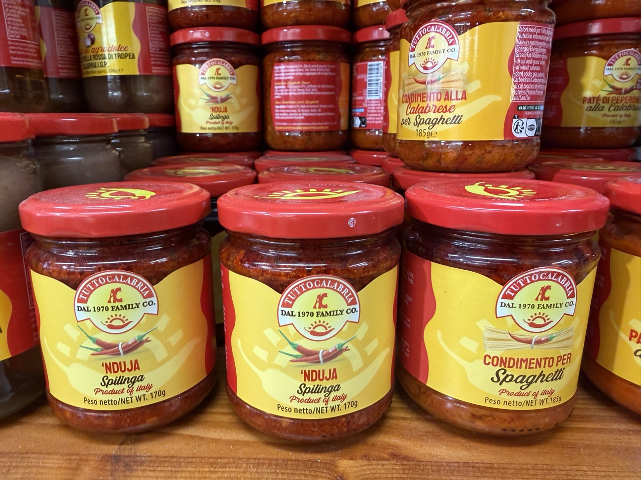 Barattoli di ’nduja di Spilinga e condimenti calabresi per la pasta