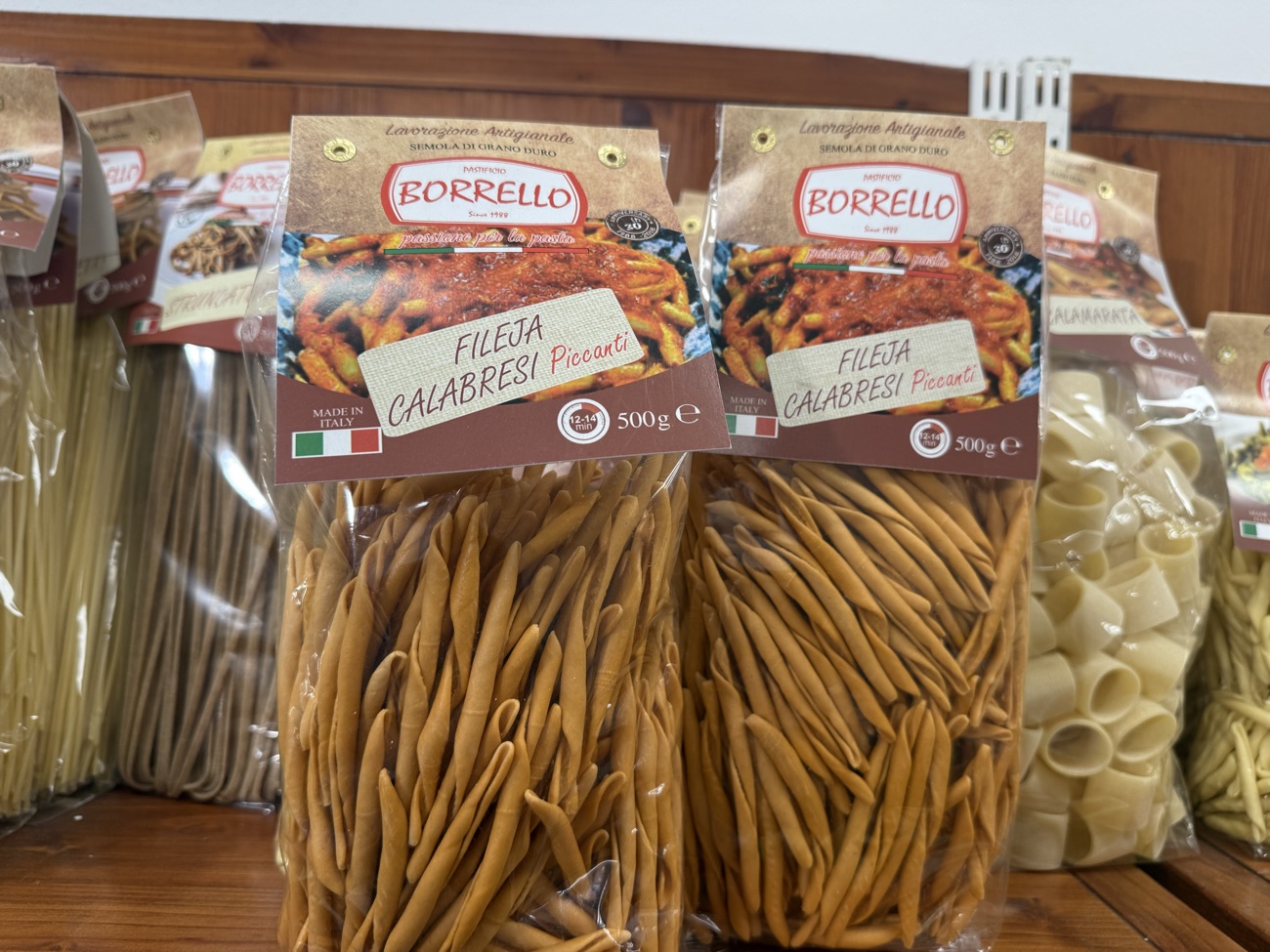 Pasta artigianale calabrese, fileja e formati tipici, in confezione sullo scaffale