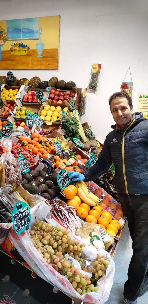 Antonino al banco della frutta, tra uva, agrumi e banane
